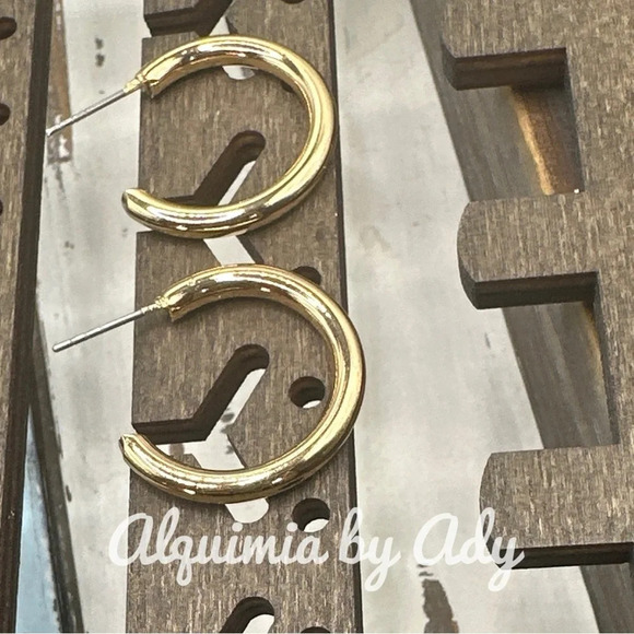 Alquimia Jewelry - Dainty gold tubular mini hoops earrings/minimalist gold steel